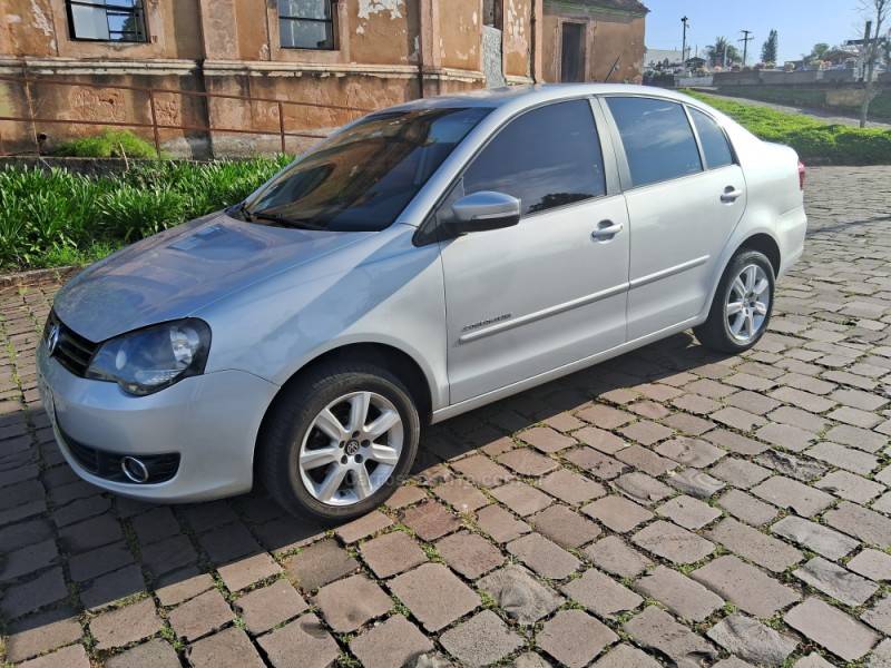 VOLKSWAGEN - POLO SEDAN - 2013/2013 - Prata - R$ 44.900,00