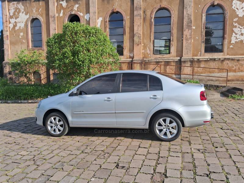 VOLKSWAGEN - POLO SEDAN - 2013/2013 - Prata - R$ 44.900,00