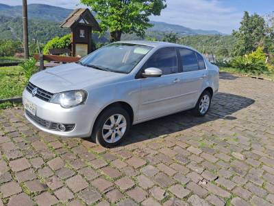 VOLKSWAGEN - POLO SEDAN - 2013/2013 - Prata - R$ 44.900,00