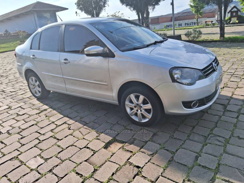 VOLKSWAGEN - POLO SEDAN - 2013/2013 - Prata - R$ 44.900,00