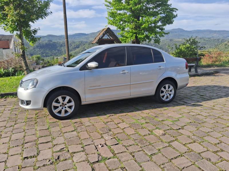 VOLKSWAGEN - POLO SEDAN - 2013/2013 - Prata - R$ 44.900,00