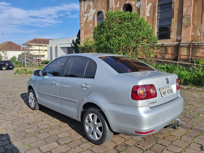 VOLKSWAGEN - POLO SEDAN - 2013/2013 - Prata - R$ 44.900,00