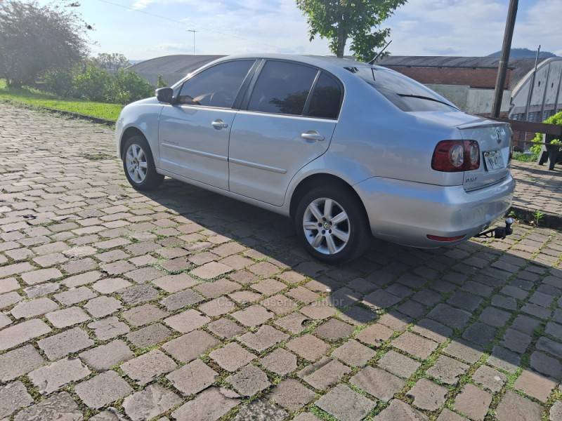 VOLKSWAGEN - POLO SEDAN - 2013/2013 - Prata - R$ 44.900,00